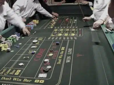 Craps-Tisch in einem Casino Craps-Tisch in einem Casino